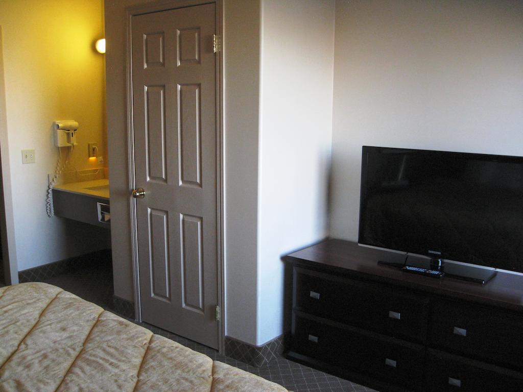 Queen Suite with Sofa Bed - Non-Smoking